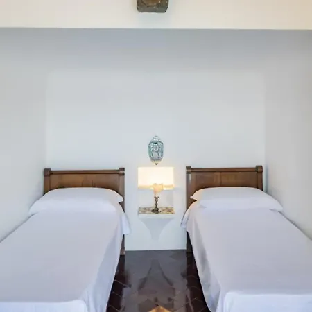 Villa Stunning Architectural With Direct Access To *